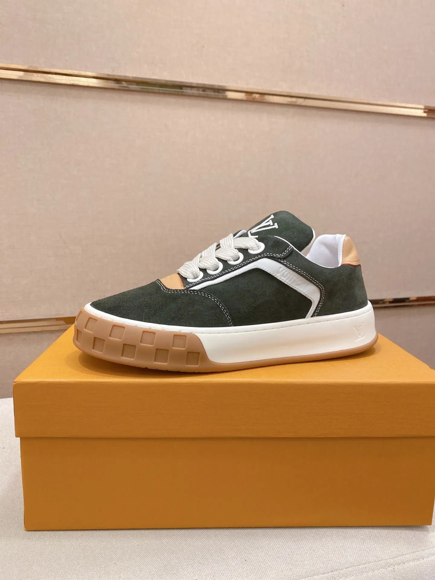 Factory price: 480💰 LV 🫏The colorful interpretation of BUTTERSOFT sneakers combines sheepskin, The colorful interpretation of LV BUTTERSOFT sneakers combines sheepskin and calfskin for a super soft feel. Designed by Pharrell Williams, this '60s-inspired shoe features a padded upper that's been crafted by Louis Vuitton craftsmen to further enhance the comfort of the leather. In addition to the LV initials, it features multiple signatures, including natural leather trim and an embossed pattern of Pharrell Williams and lobster on the side, referencing the Fall/Winter 2025 men’s show. A must-have artifact for fashionistas✅ Code number 38-44